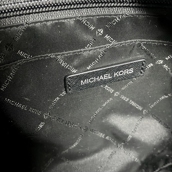 Michael Kors Emry Large Logo Tote Bag - Picture 4 of 8